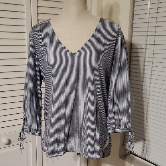 H&M Black and White Striped V-Neck Blouse - Picture 1 of 4